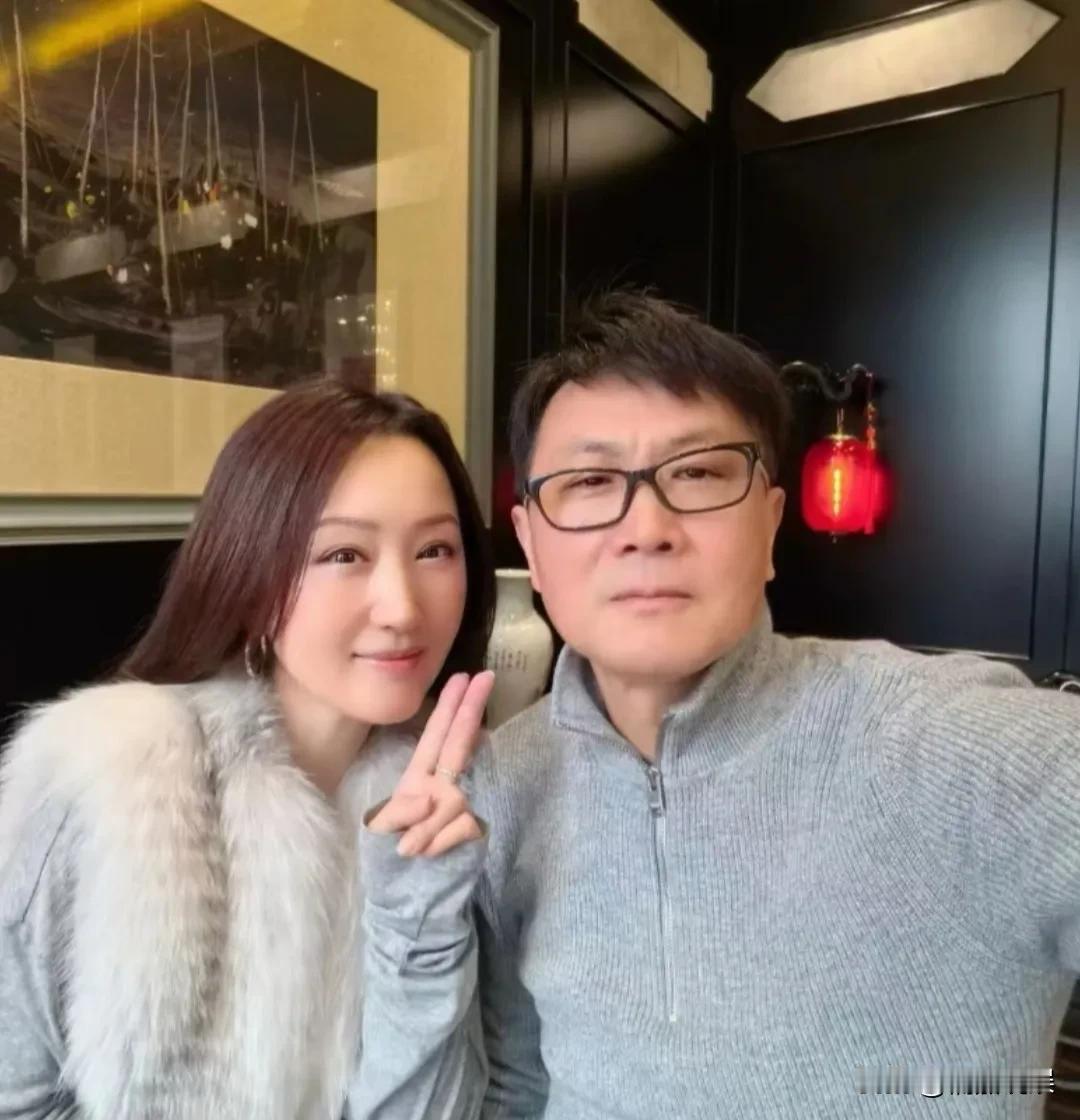 难道不婚不育真的是最好的医美吗？杨钰莹跟朋友和老师聚会，与同龄朋友同框，简直成