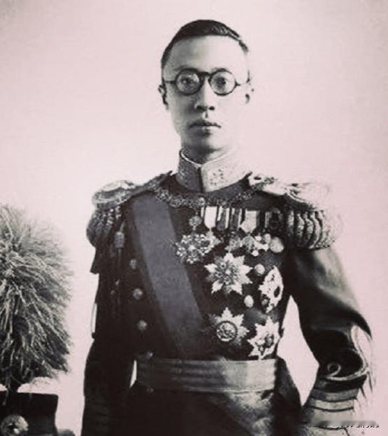 1912年，溥仪退位的时候，才六岁。这孩子其实什么都不懂。他不知道"退位"意味着