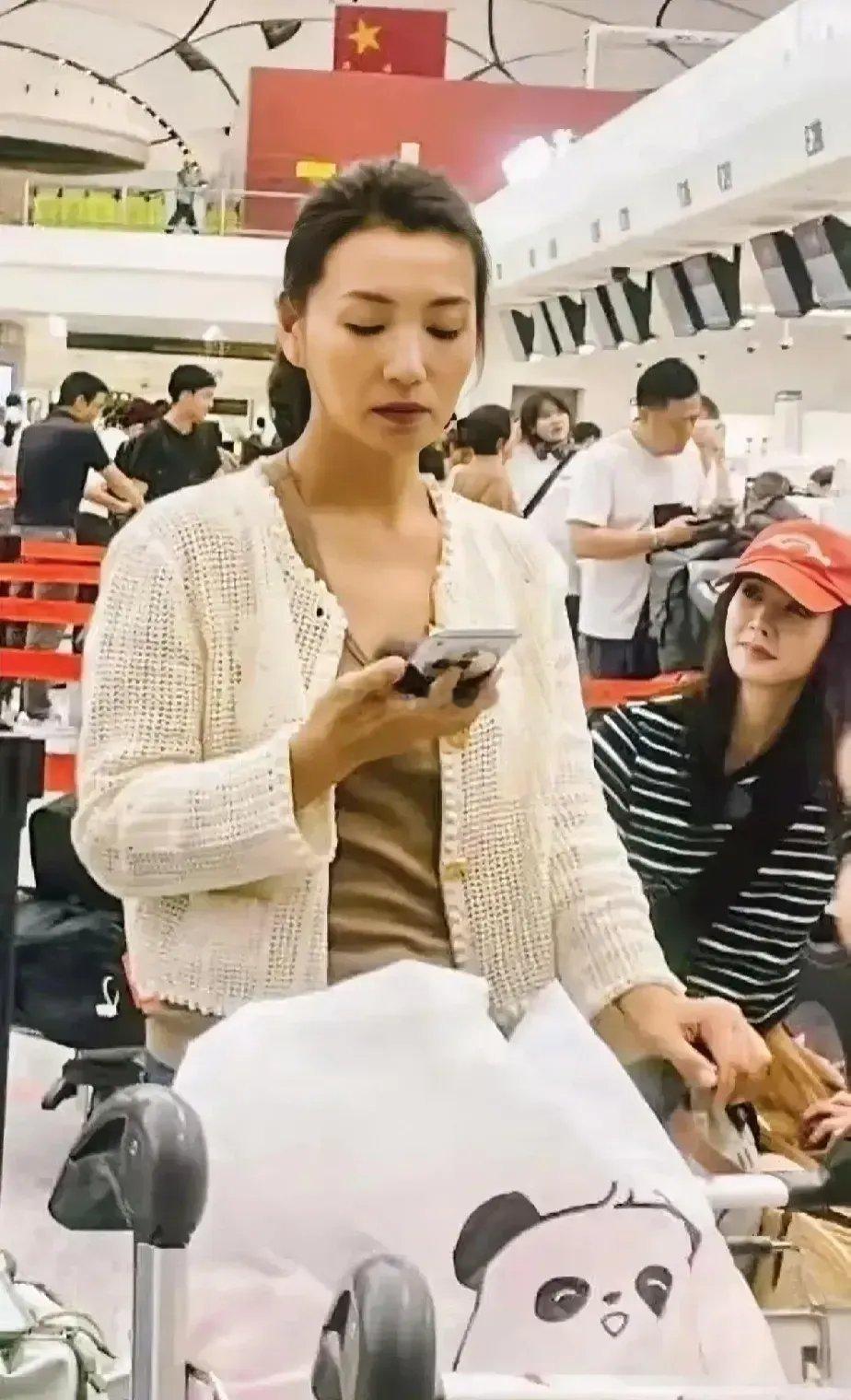 曾经她是一线女明星，颜值可是非常出圈的，如今长成了路人长相，真是让人唏嘘。