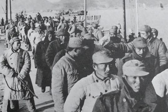 1949年1月，文强被俘，在吃饭时，被俘的国民党将领对他非常客气解放军干部察觉这