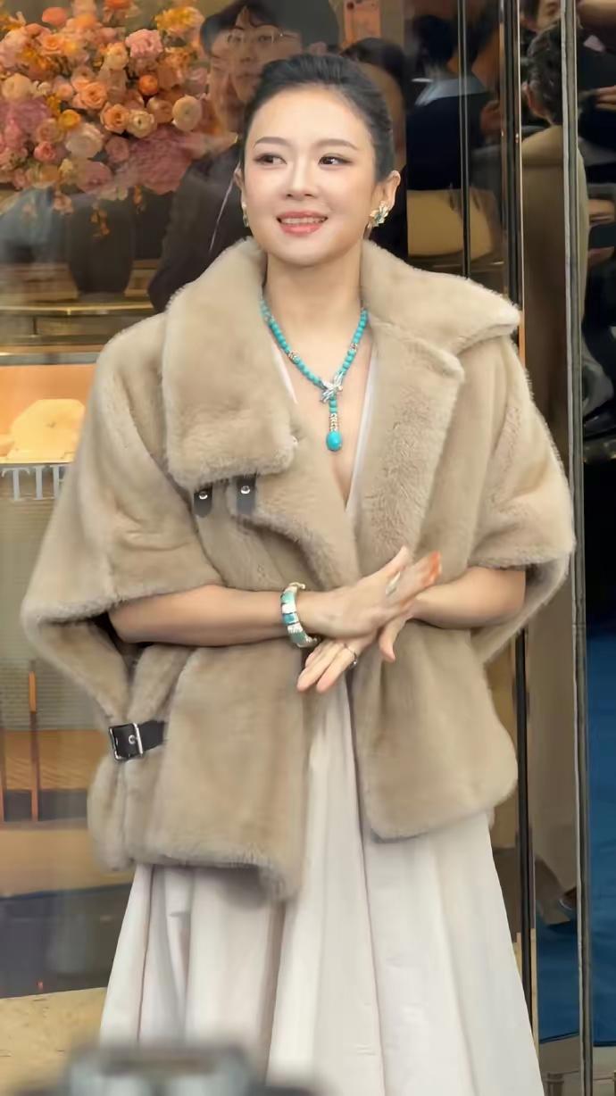 章子怡到底是怎么了？突然脸就肿了，是做填充了？还是真的胖了？​章子怡的最新近照