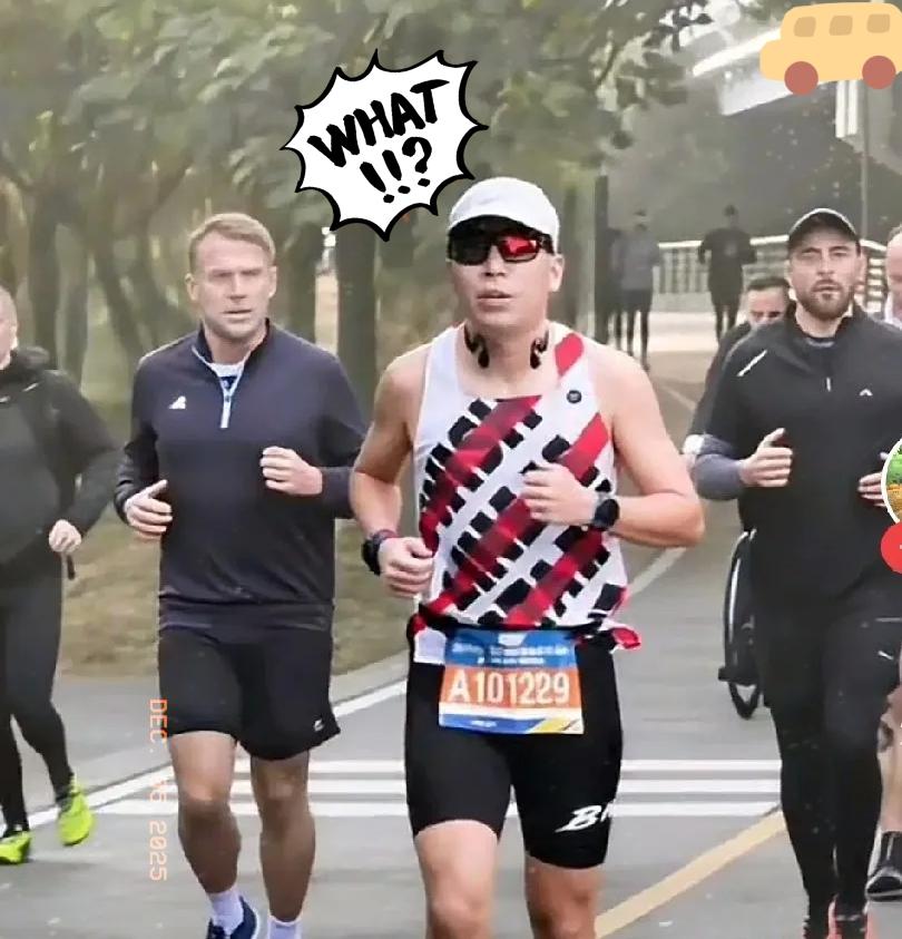 马克龙在成都晨跑的照片，传遍了。很多人说他迷上了这里的安逸，甚至不想回法国了