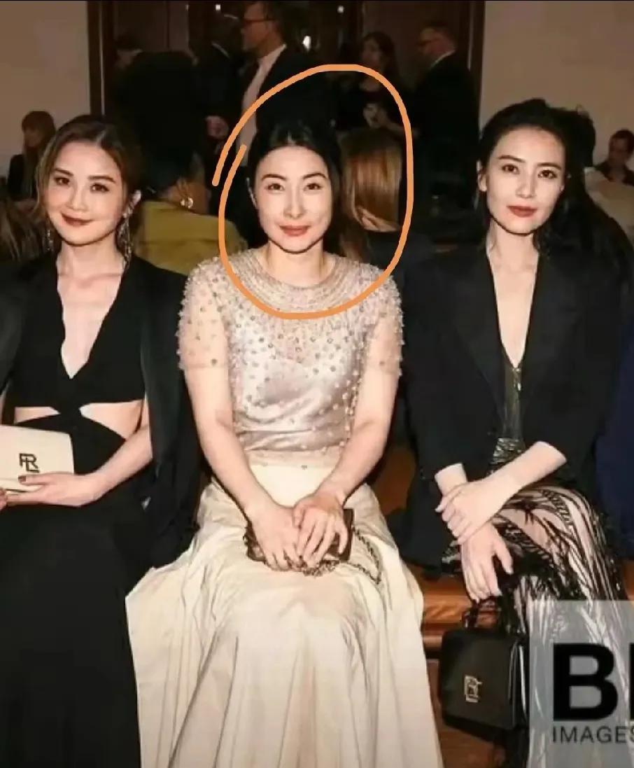 郭晶晶同框女星太绝了！端正坐姿、淡然气质，把“豪门贵妇的松弛感”拉满✨褪去