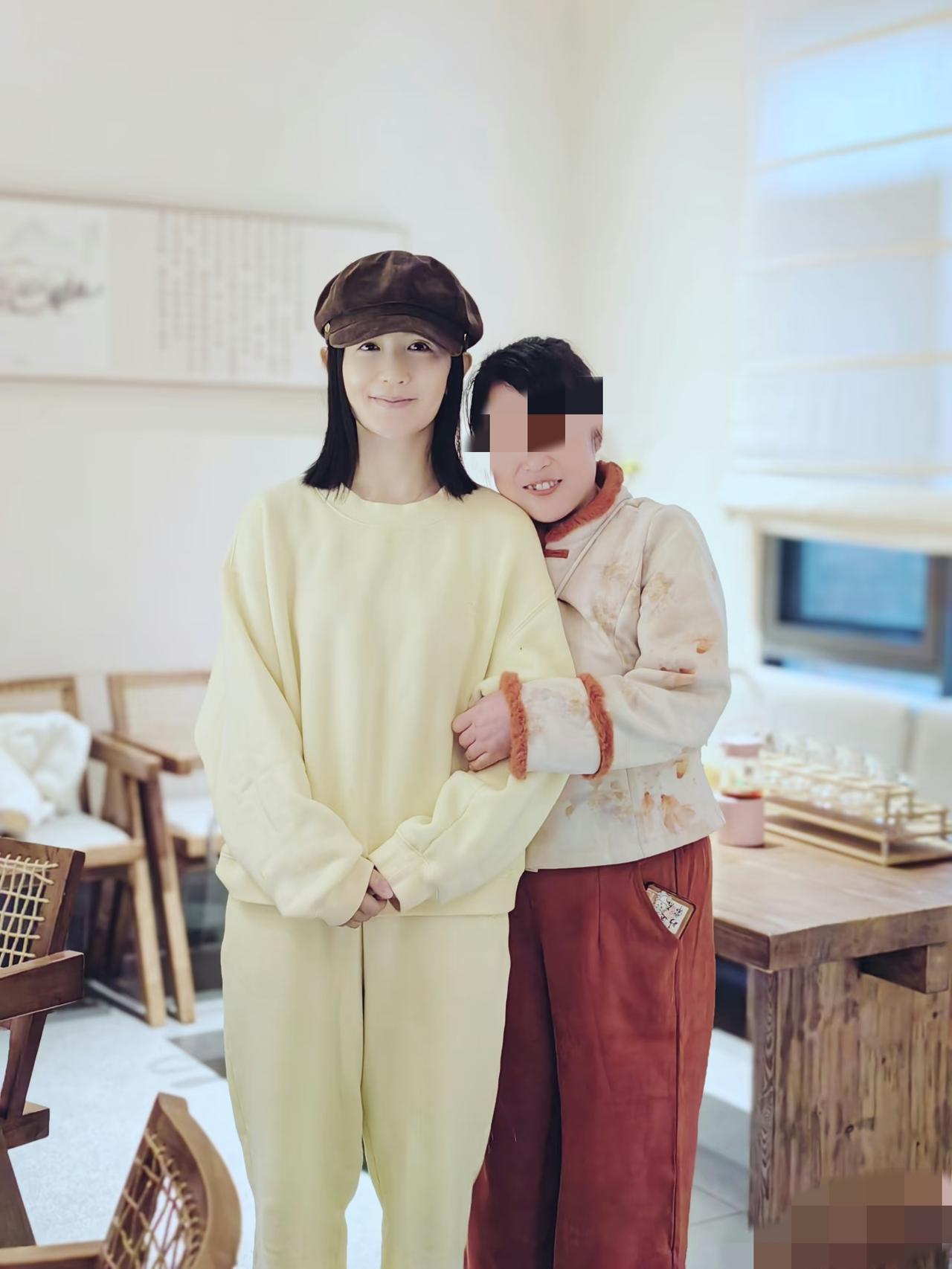 谢娜回德阳过女神节，不化妆好憔悴，看来薛之谦风波让她很受伤！最近几天，谢娜与