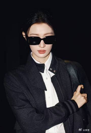 王楚然炸街我乖巧拎包王楚然一出场那炸街的气场简直绝了，仿佛自带光芒，每一步都踏