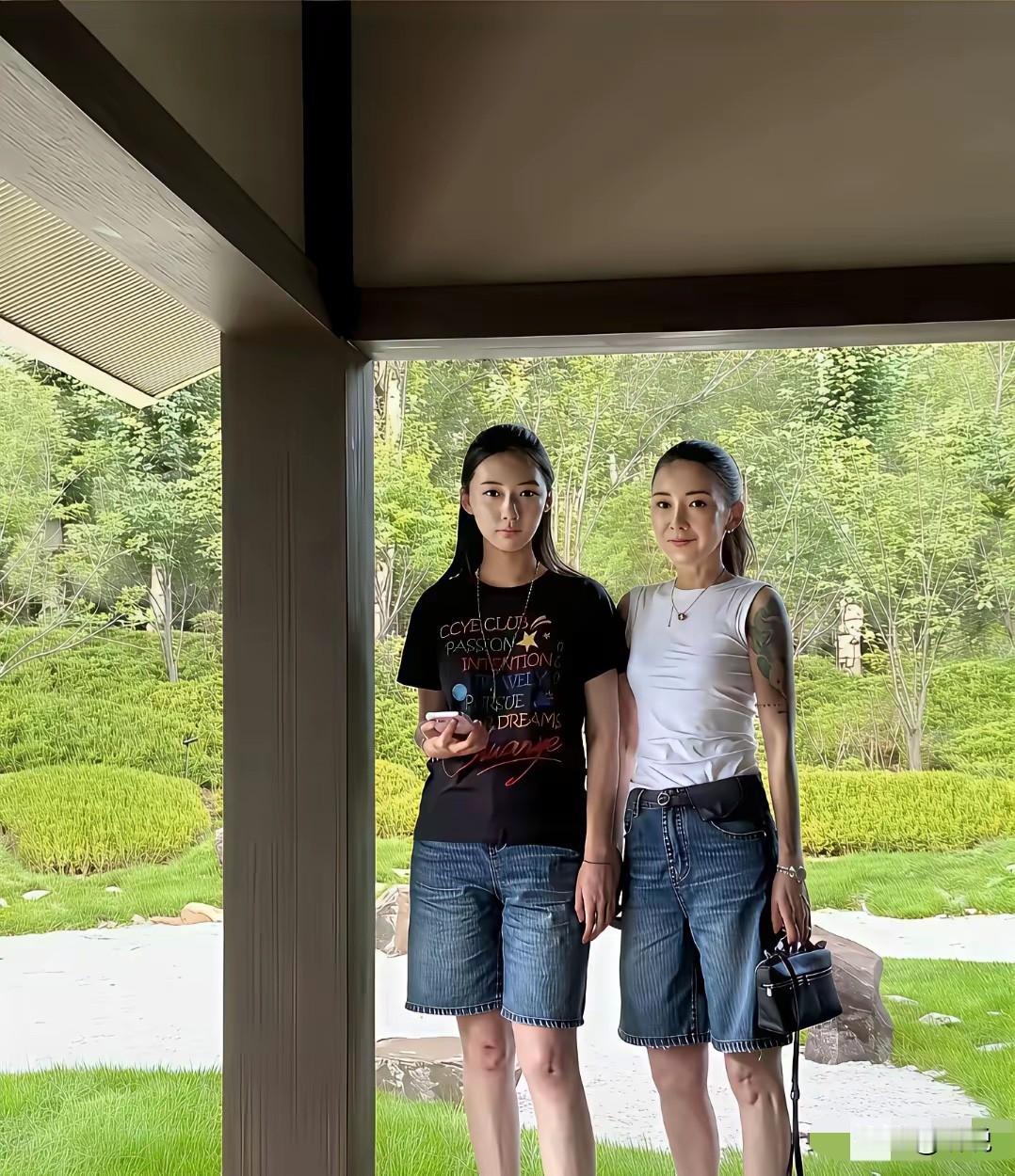 女儿17岁，妈妈39岁，出门站一块，根本分不清谁是女儿，谁是妈妈
