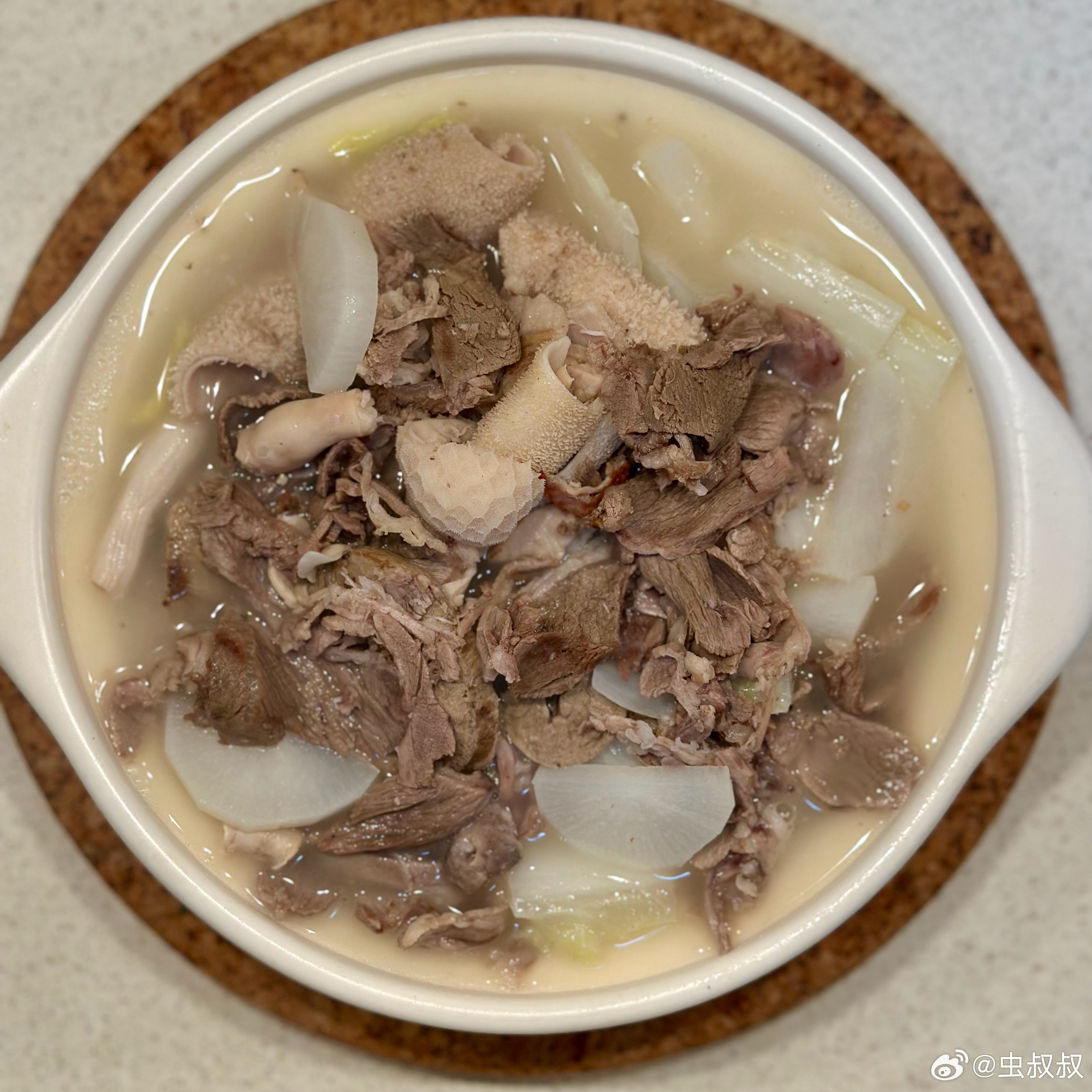 晚餐。羊杂汤和牛排。画风比较割裂[大笑]​​​