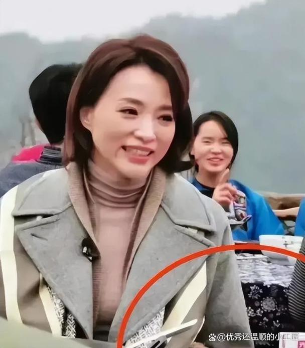 4月2日，网友在上海一家餐厅偶遇董卿低调聚餐。她素颜出镜，身着简约白上衣，头发挽