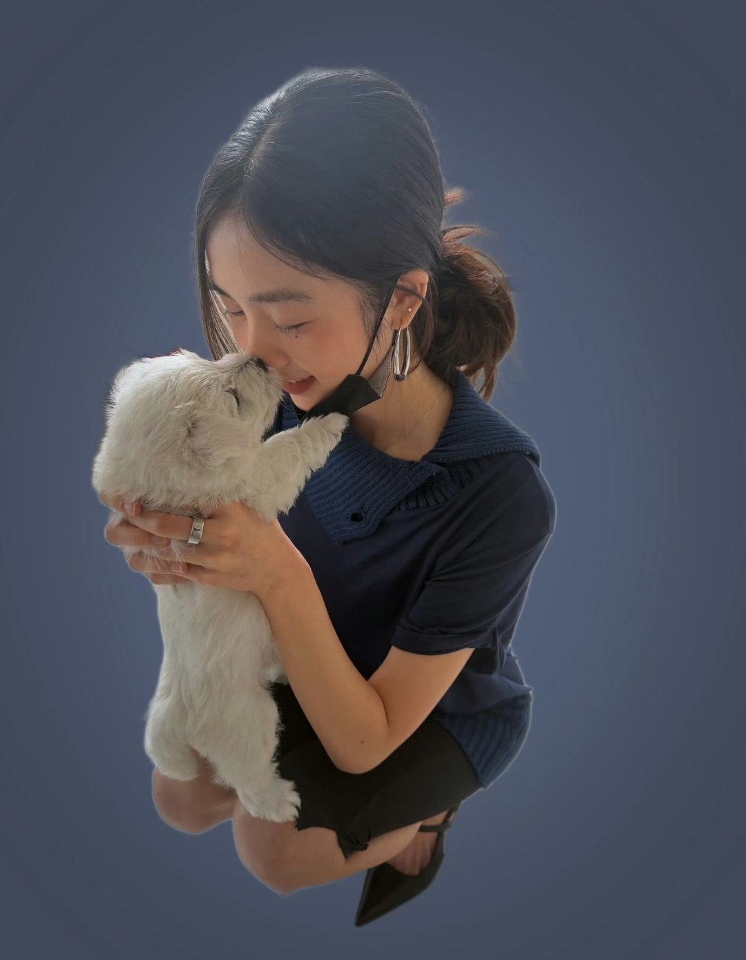 黄多多晒与弟弟妹妹合影姐弟三人同框，截然不同的气质引来不少网友热议。多多自带清冷