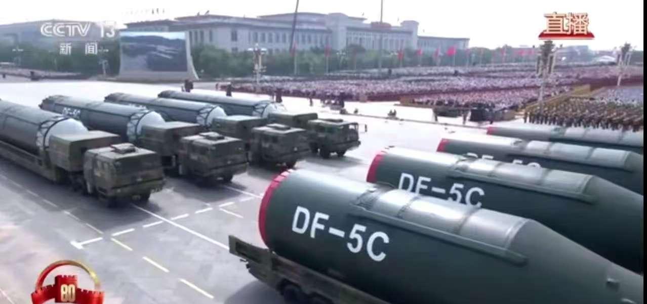 今天的阅兵仪式，你发现一个细节没有。开始展现武器装备解说的时候，镜头对准导弹D