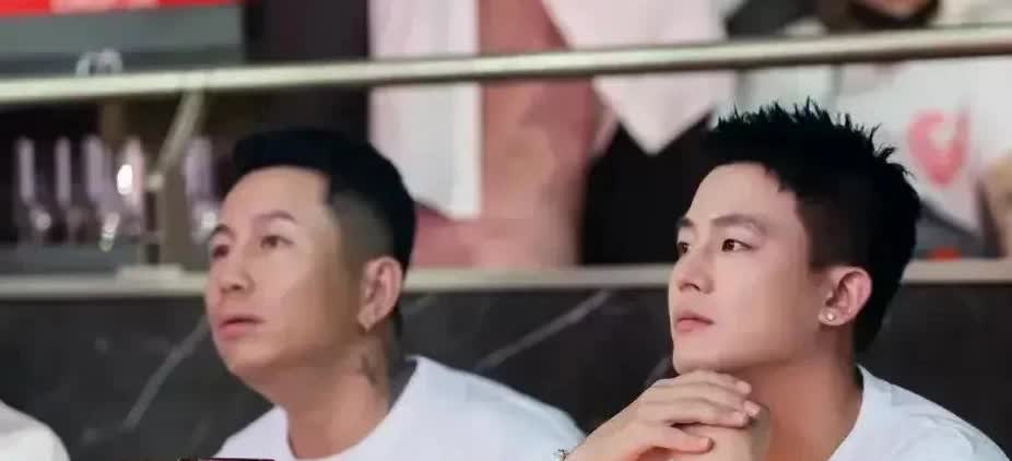 成都酒店吧台偶遇欧豪！白T短发配腕表颜值高到网友直呼“超标”