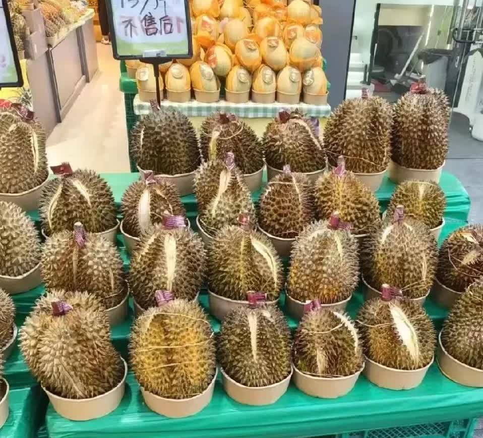 榴莲裂成这样居然卖爆？它不是烂掉的吗逛街瞅见水果摊一堆开口榴莲，15元