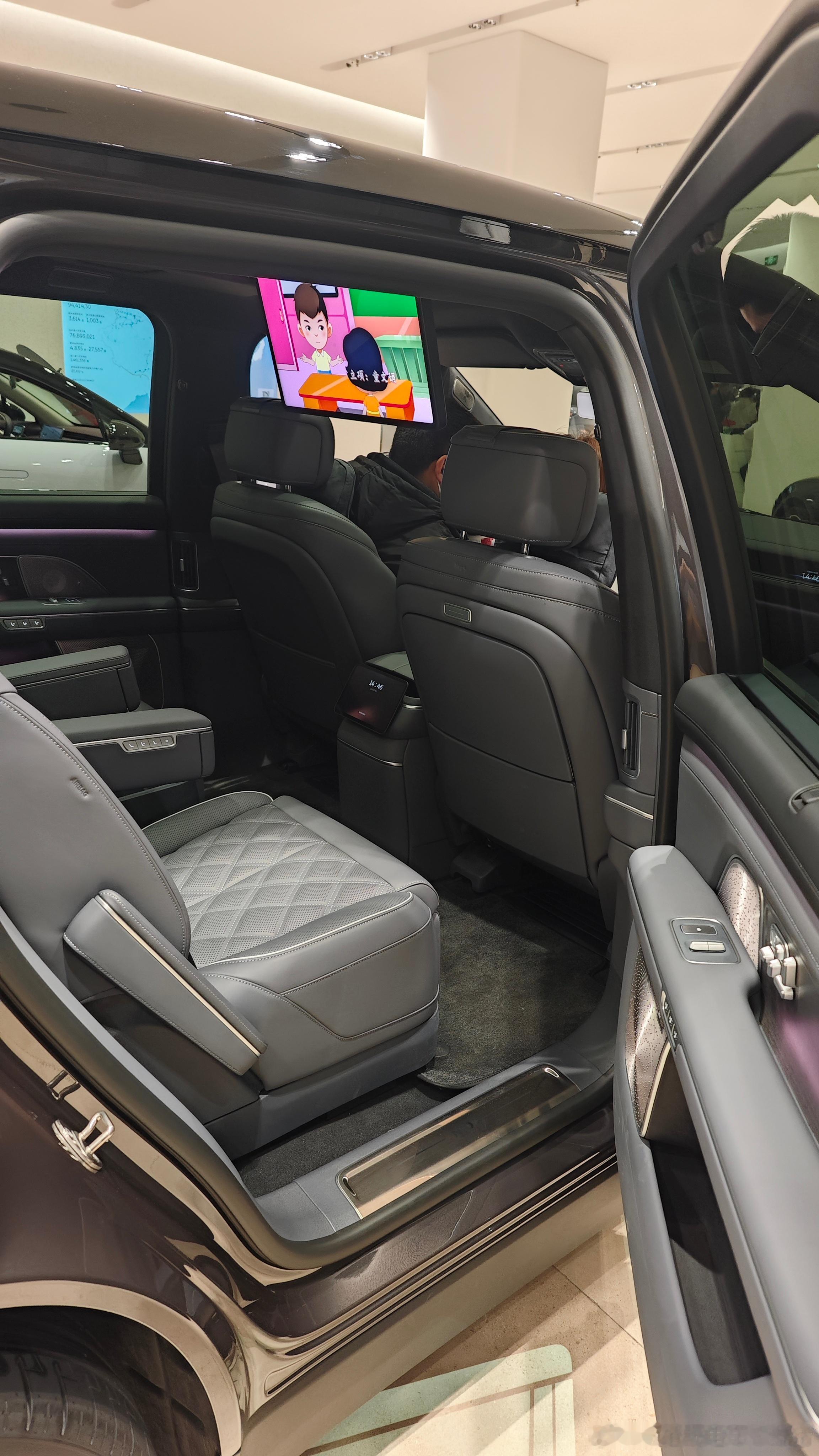 蔚来全新ES8不只是看着尊，细节🤏拿捏的也真的是到位。比如前面的灯，两端都是钻