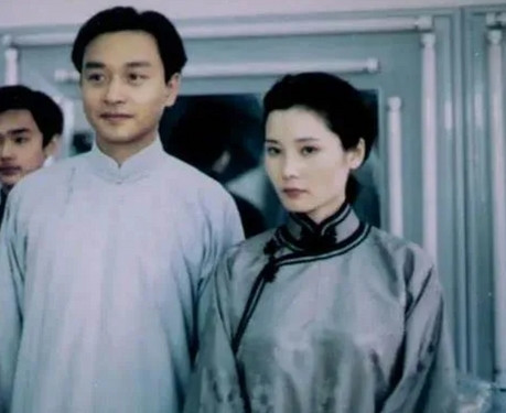 当年，何赛飞怀孕，张国荣说：“姐，送你一张我的帅照，你一定要贴在床头每天看。”她