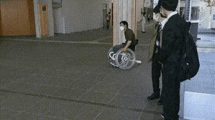 大哥这轮椅好啊，坐上去了都不想起来了。