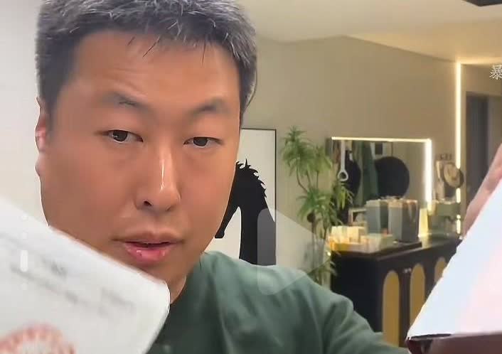 终于知道沈阳猫咖老板为什么要撕毁自己的证件了，不是一时冲动，也不是为了流量，而是