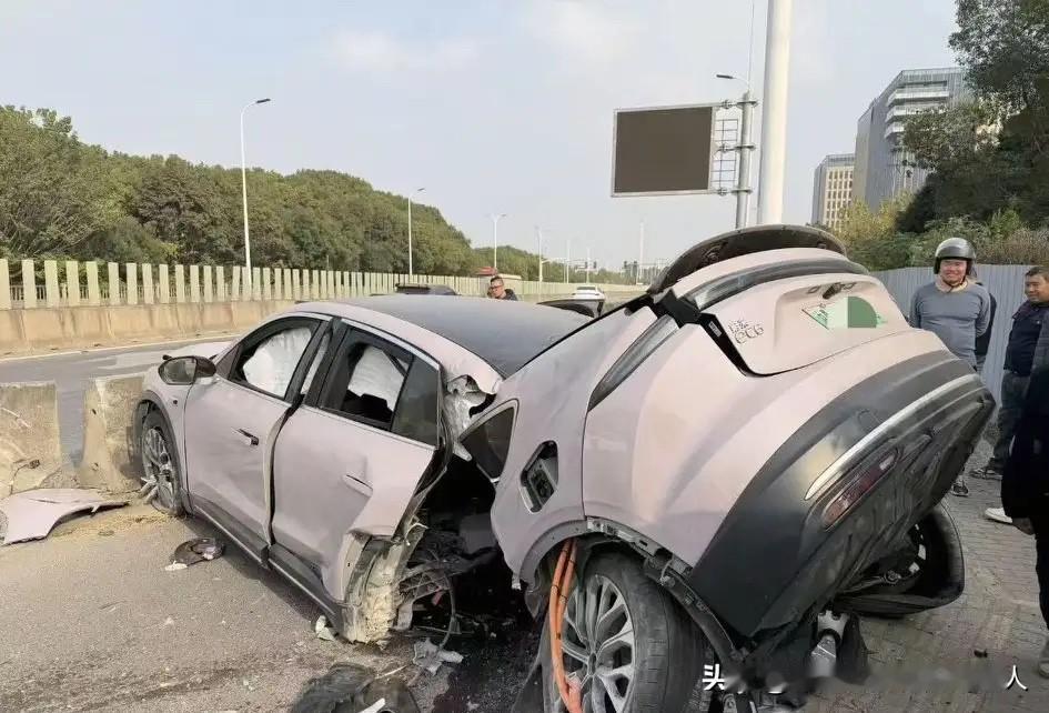 12月1日，网上流传着一起上海的交通事故，一辆沪牌新能源车出事，现场看着挺惨烈，