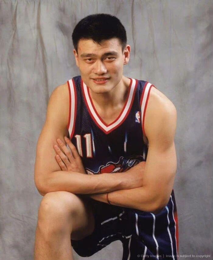 要说篮球我就会想起运动员姚明，他是我最喜欢的巨人姚明球星，打法强悍，灵活多变，球