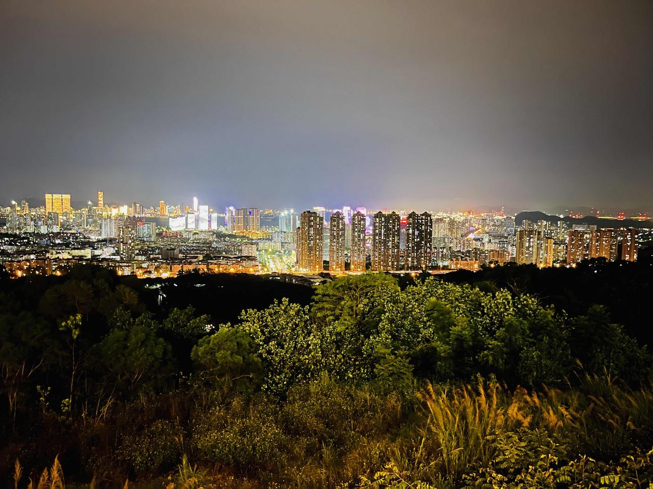 “没有付出就没有伤害，”这道理简单得像沙漠里的石头——硌脚，但真实。心又不