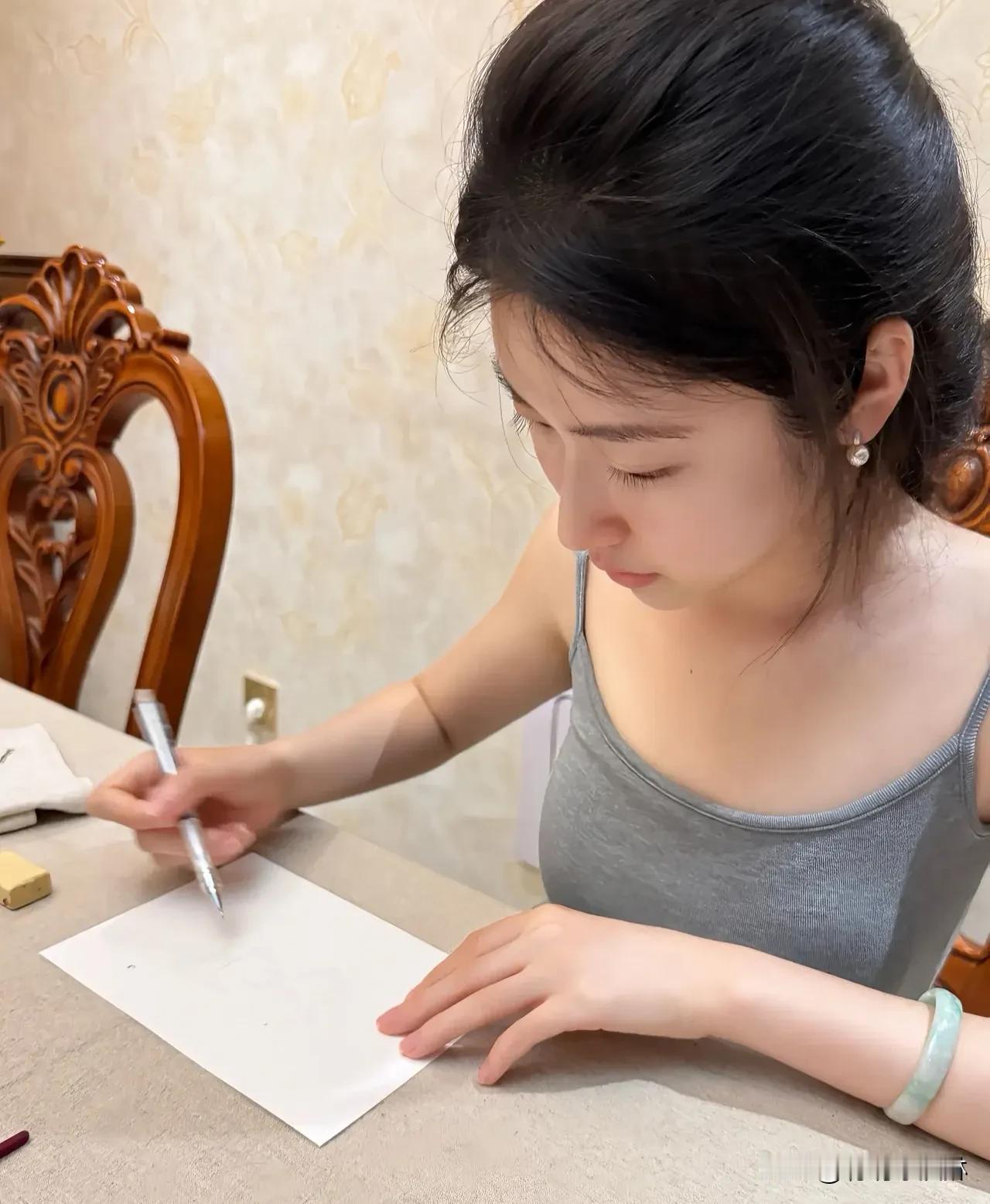 女孩认真起来有多可怕？专注的眼神藏着星辰，指尖轻点，笔下生花。