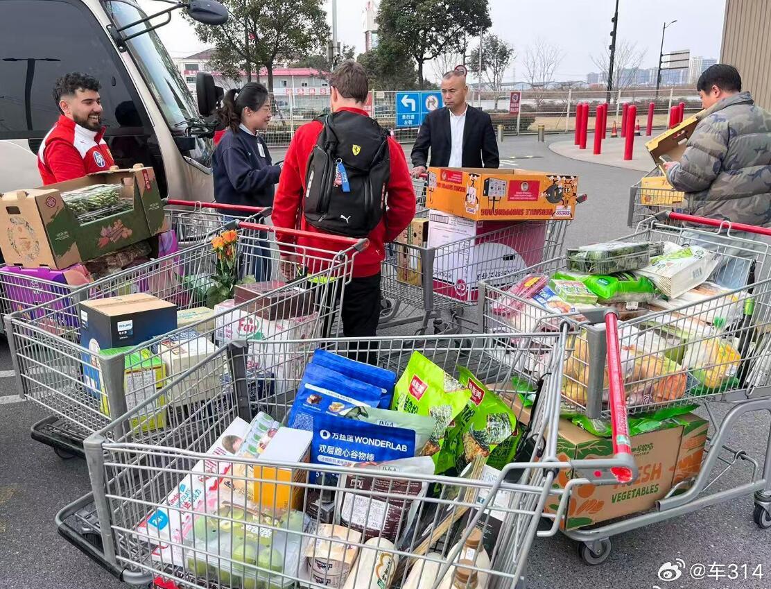 F1中国大奖赛马上就要到了，有网友发现很多车队的后勤人员在上海Costco采购各