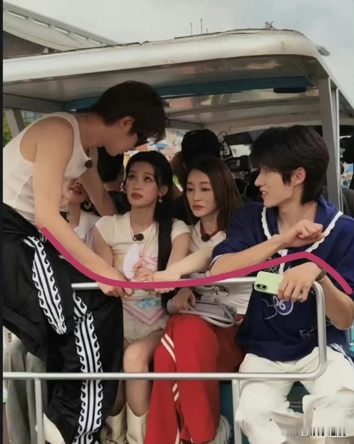 黄明昊挑了一圈，大姐大李小冉惹不起，孙怡容易惹绯闻，只能“对不起”张若昀，借嫂子