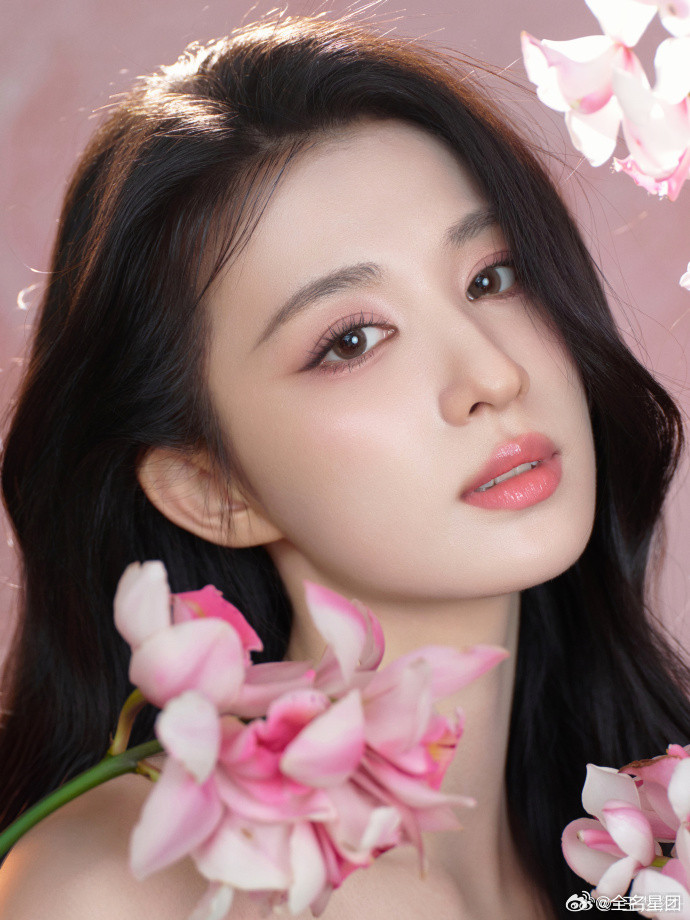 王楚然突然出现美我一下王楚然花美人更美被王楚然的颜值暴击！今日晒图突然出现，她和