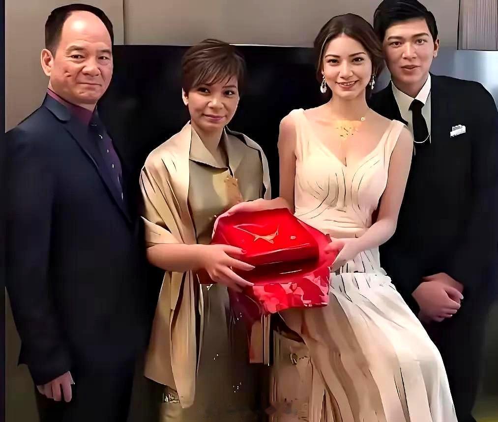 2018年马筱梅与设计师郑扬融幸福完婚，娘家赠送整套黄金饰品。从她母亲的打扮不难