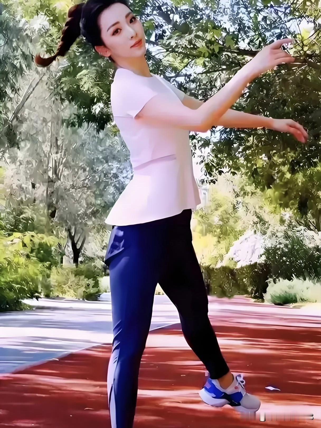 李思思，央视名嘴，端庄大气。从《综艺快报》到春晚舞台，她以专业素养与亲和力，诠释