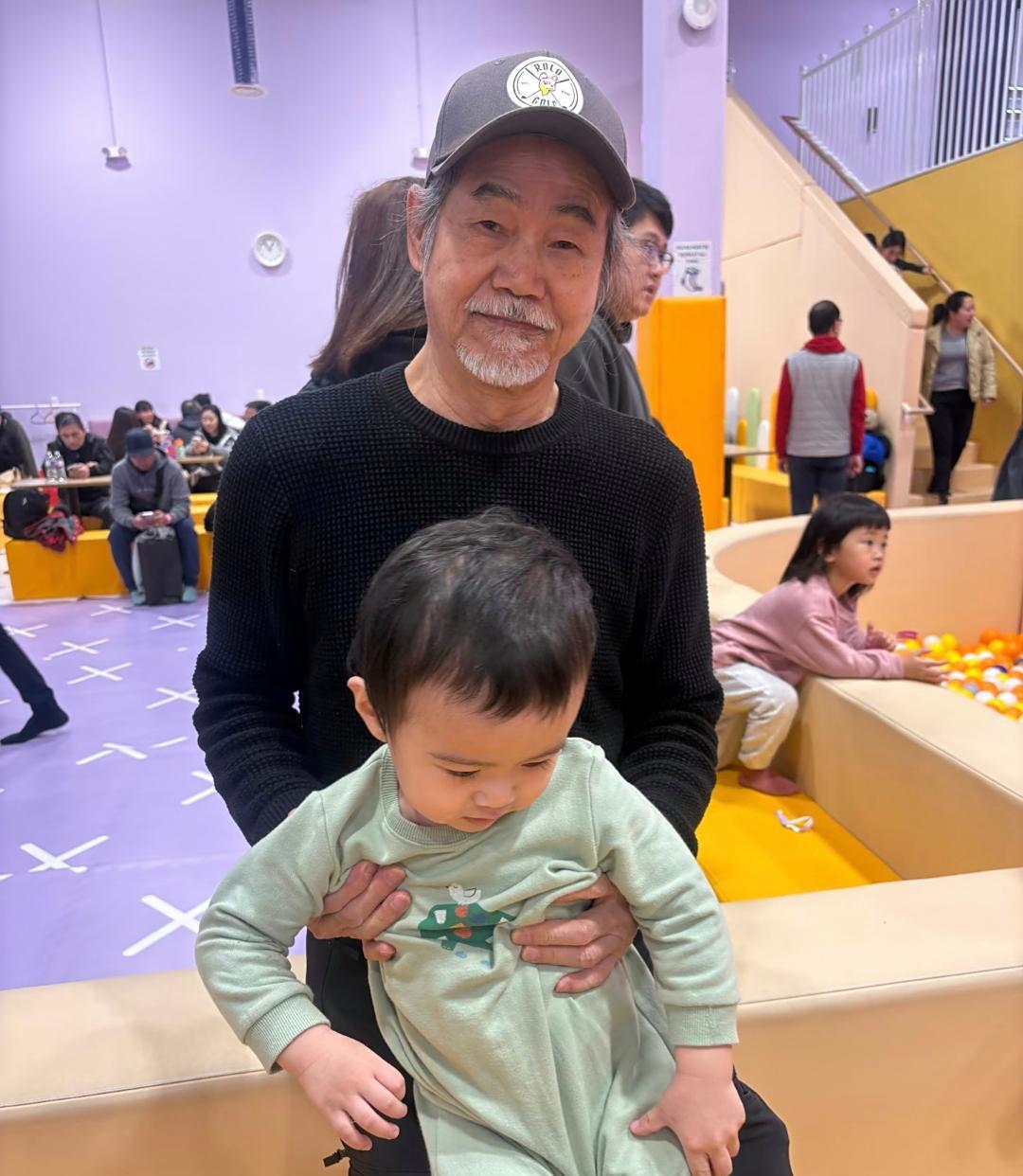 73岁元华在温哥华带孙子孙女出去玩，他看起来苍老了好多，头发和胡须都花白了，完全