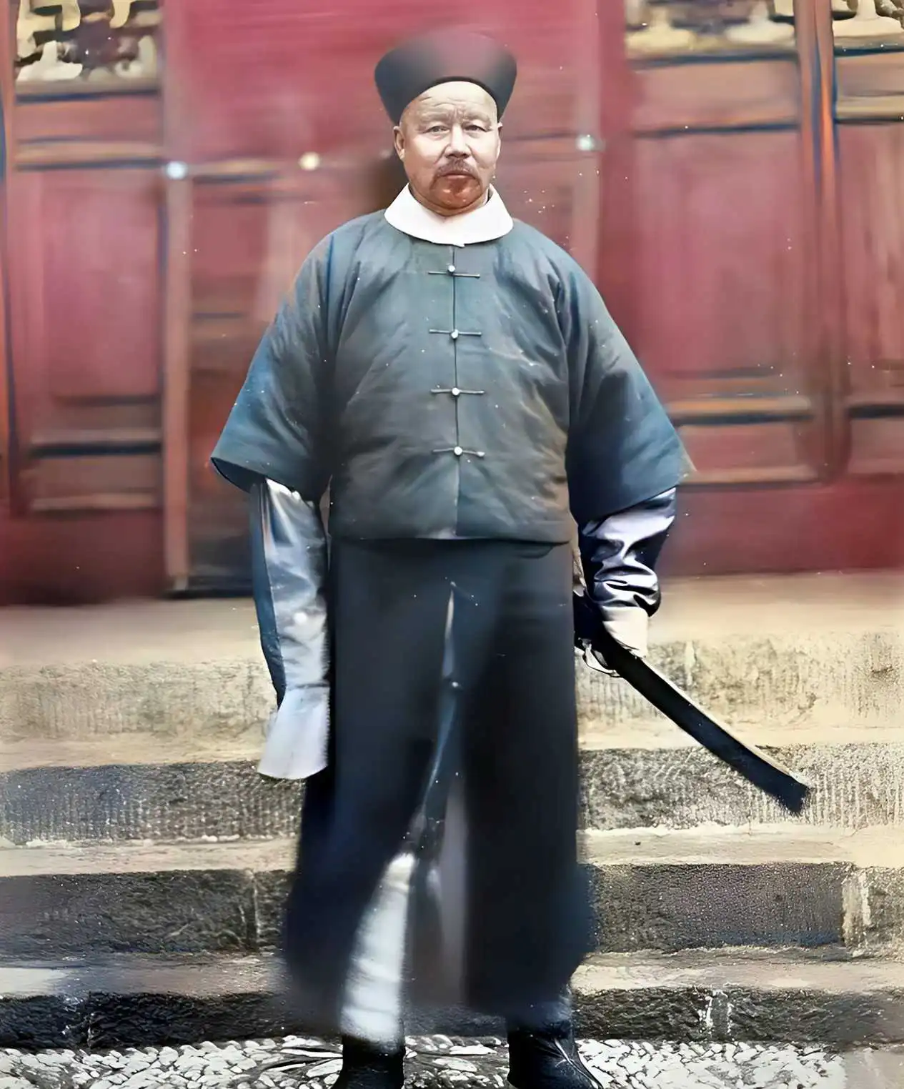 这位正是被日军称为“清军最硬骨头”的武将宋庆。宋庆早年家贫，以贩盐为生，因身手矫
