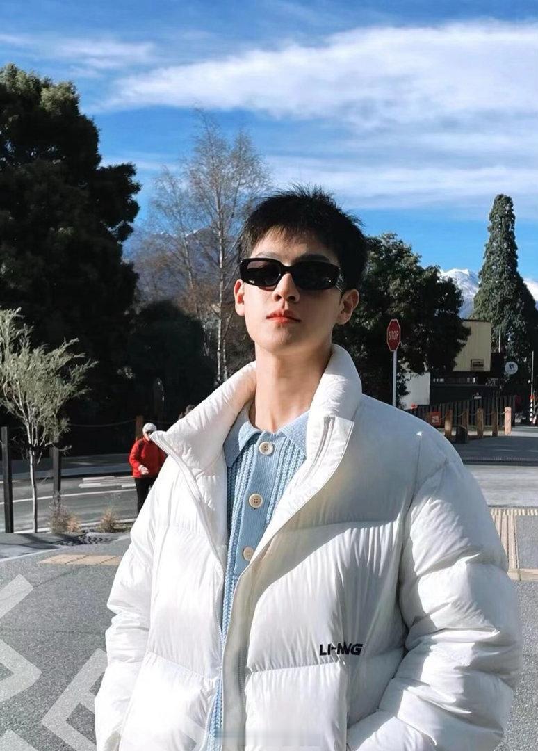 李昀锐摸翟子路心跳日常搭档相处欢乐不断，互相打趣拆台特别搞笑，近距离同框画面氛围