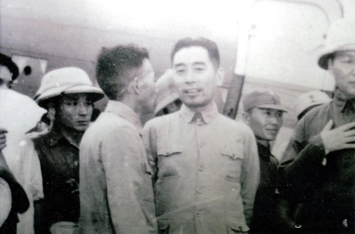 1945年8月28日下午，毛泽东、周恩来、王若飞等中共代表在张治中和美国驻华大使