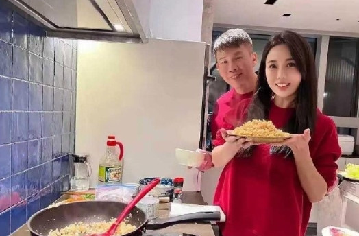 陶喆真是再一次证明，娶妻要娶年纪小的，你老了，她还美得赏心悦目。江佩蓉比陶喆小1