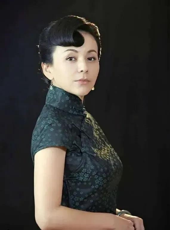 主持人问55岁的王琳:“你这么多年为什么一直没有再婚？”王琳说:“我们有颜值、有