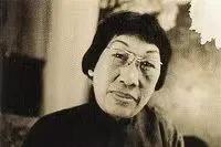 1908年，13岁的潘玉良被舅舅卖到青楼。青楼负责人看后嫌弃地说：“小眼睛、厚嘴