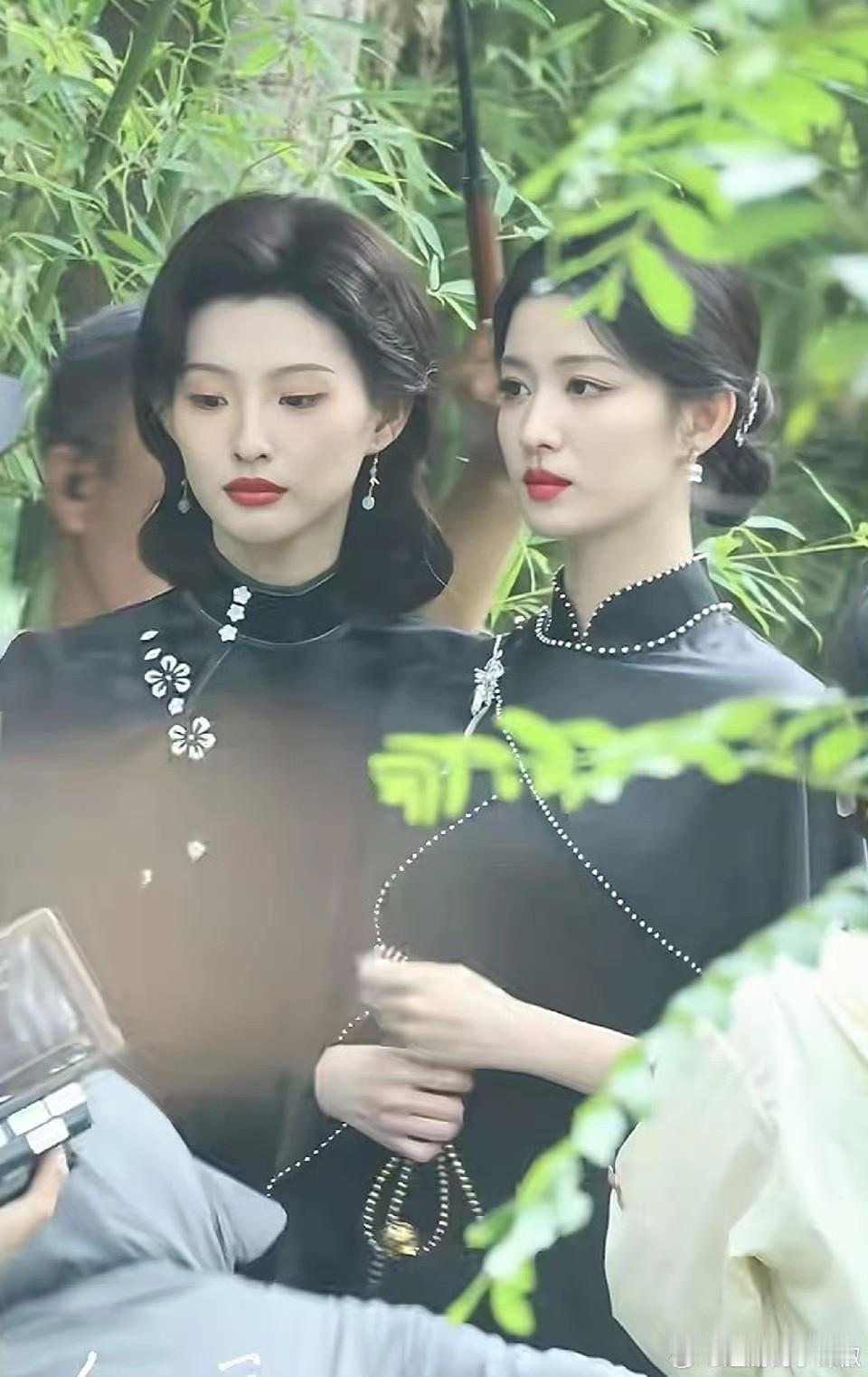 现在内地的大量影视剧开始流行起港风妆造了，细眉大红唇，模仿挺好的，唯一不足的就是