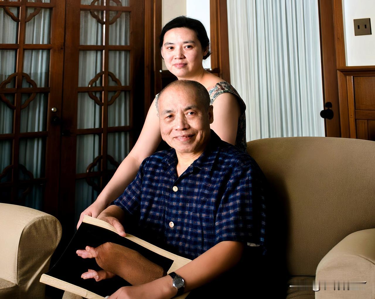 一九六六年，北京，李宗仁将军与第三任夫人胡友松在家中的珍贵合影。这并非演戏，也并