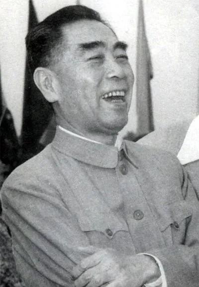 1956年，周总理宴请越南领导人，吃饭时，当女服务员递来毛巾后，一向温和的总理却