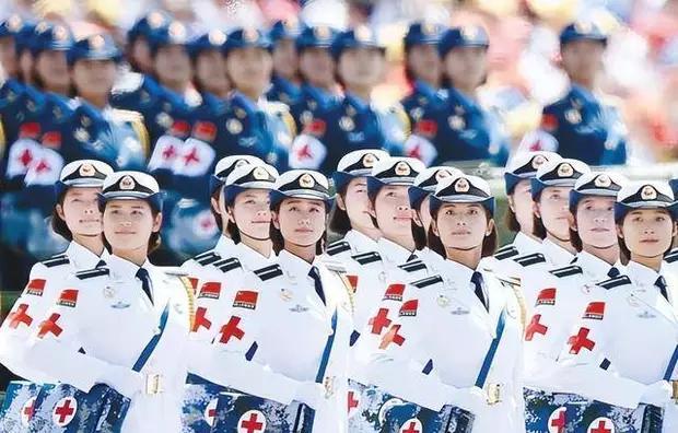 白求恩家人来参加阅兵啦！他孙女把当年白求恩写的信原件都带来了，纸都发黄了，真家伙