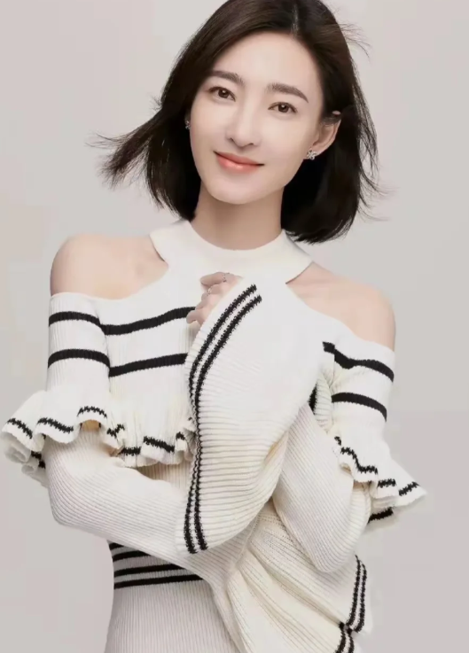 王丽坤参加某活动时身上穿的这身衣服被网友吐槽“衣不蔽体”。当天，王丽坤身着一