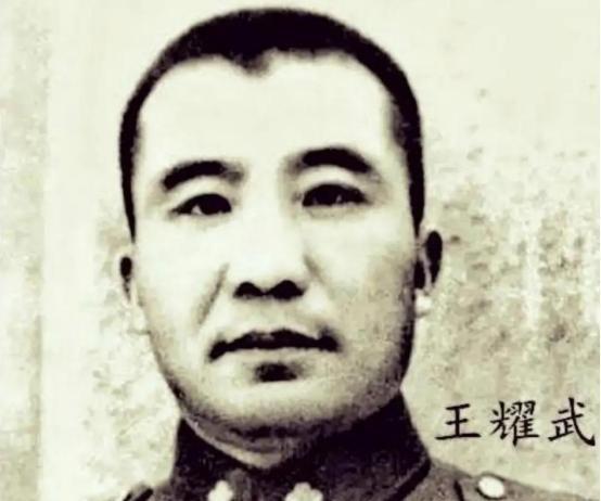 1945年秋，王耀武因公务赴南京，临行前特意备了厚礼。副官劝他：“您已是方面军司