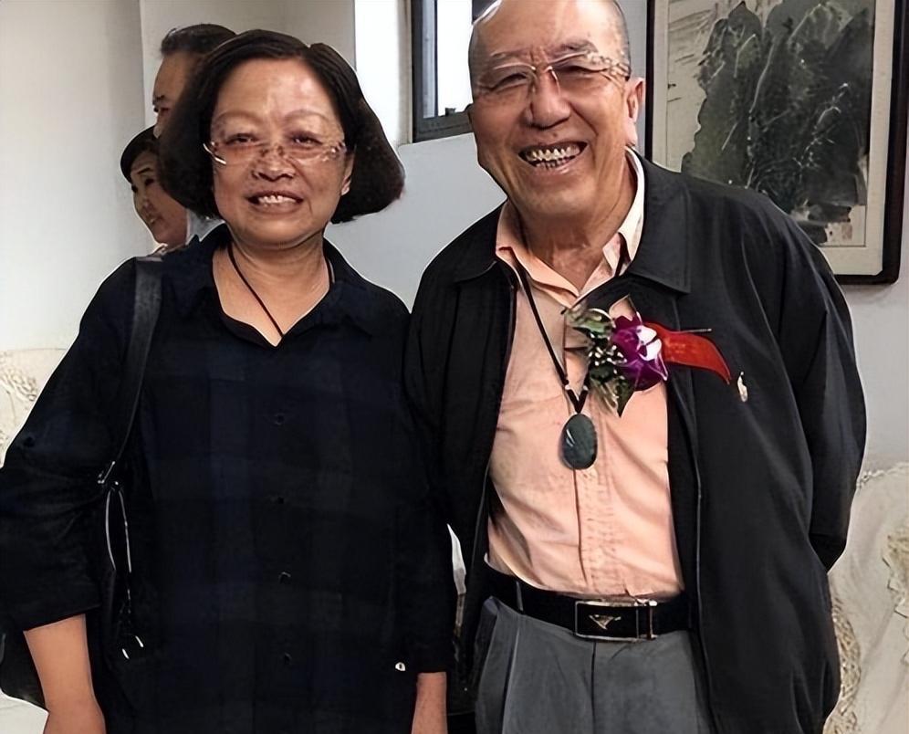 90岁的国家一级演员雷恪生，住着北京的大院子，兜里揣着花不完的退休金，但想听一声