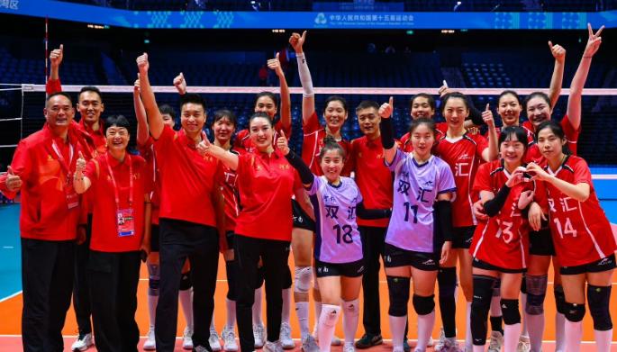 河南女排赢球这事儿，最让我后背发麻的一幕，根本不是什么绝杀球。是暂停时，主教练焦