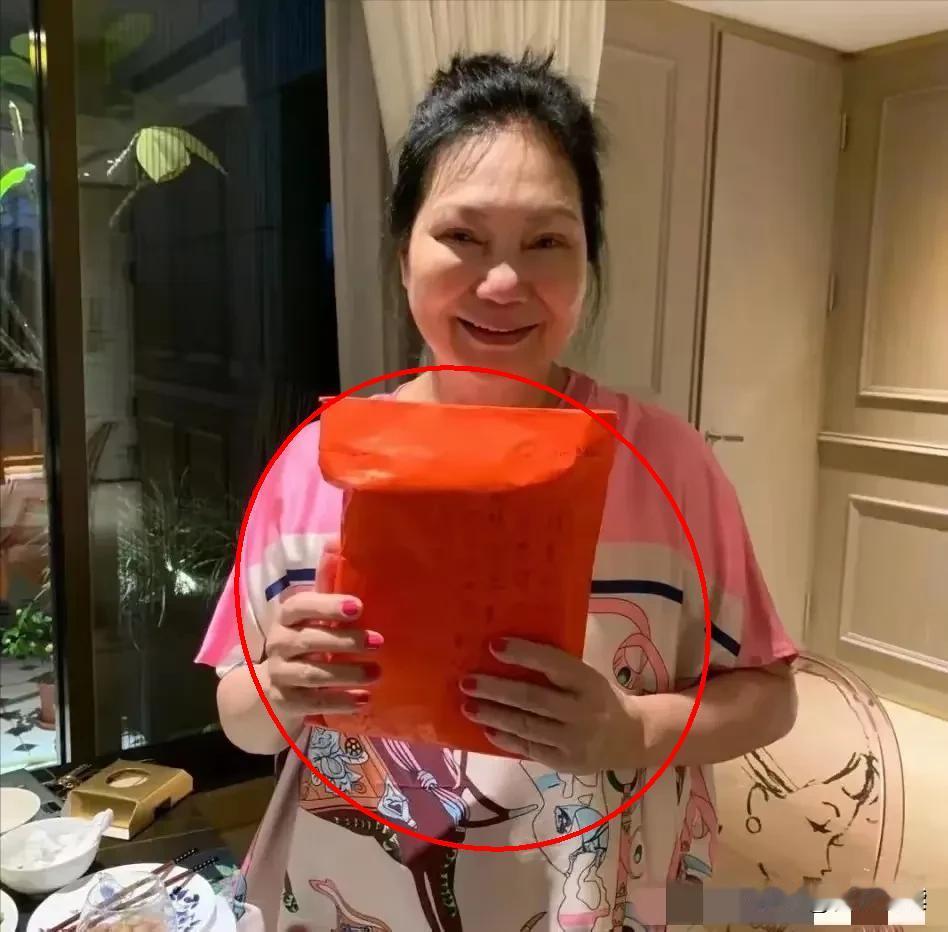 S妈双标被网友看穿了。女儿二婚高调晒幸福，前夫办婚礼她就跳脚。大S再婚全网直播