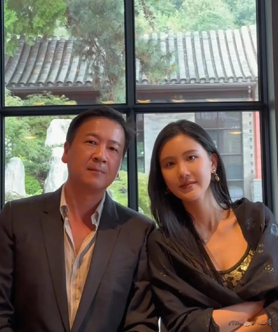赖文峰，不知道他心里还藏着曾经那个女孩吗，不过屈玲也挺好的，很真实，和赖文峰没有