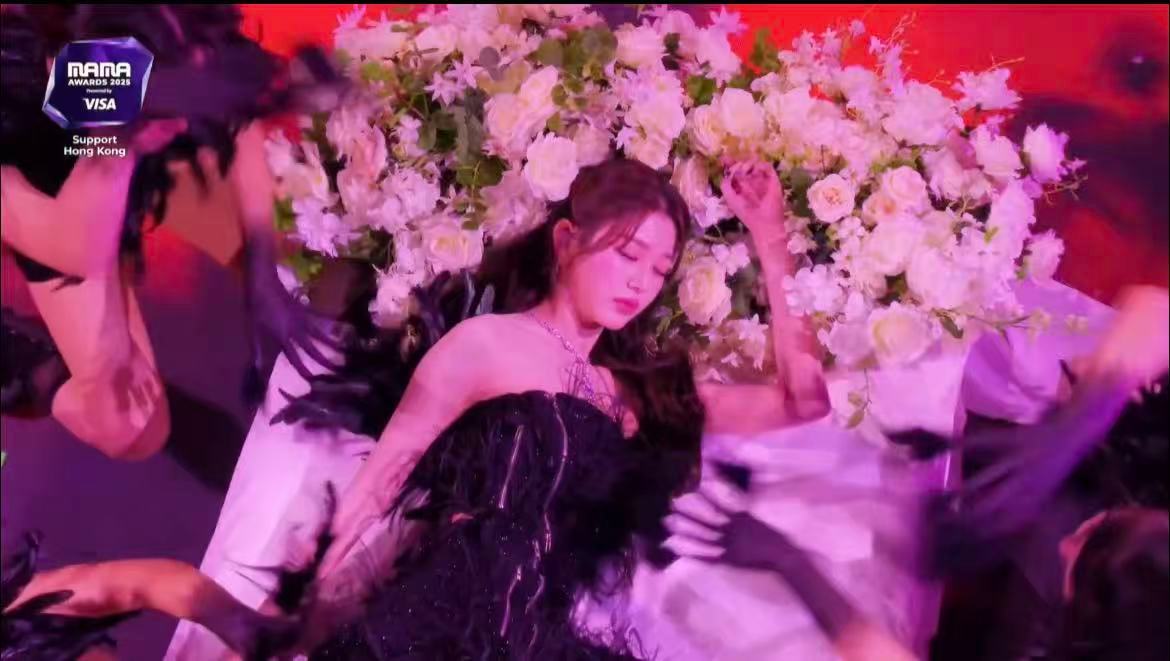 张元英从花丛中醒来哇哦！MAMA舞台张元英从花丛中醒来，睁眼那刻美到失魂，黑裙