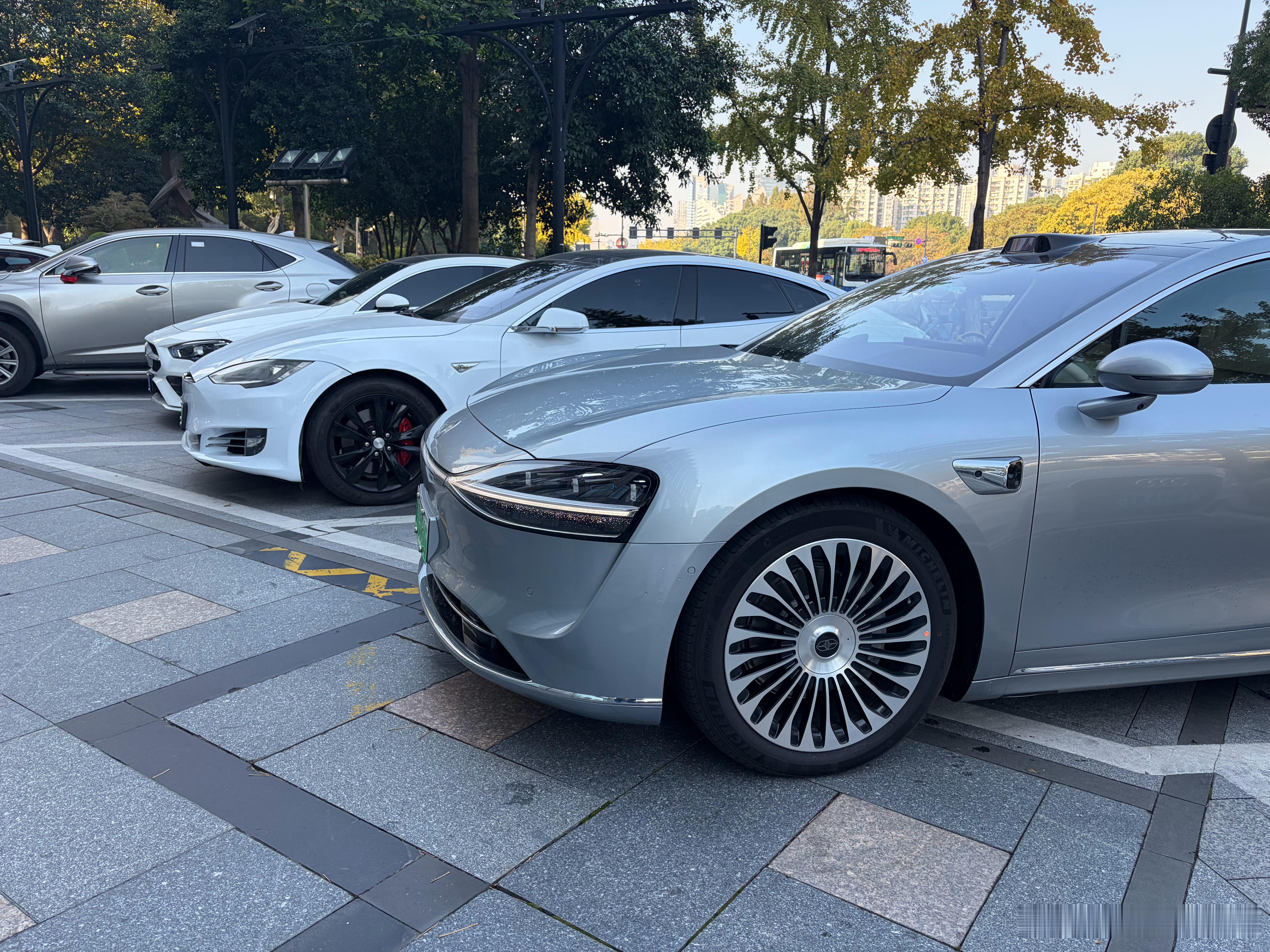 这么看S的设计依然宝刀未老这两个车的线条，兄弟们更喜欢哪个风格？