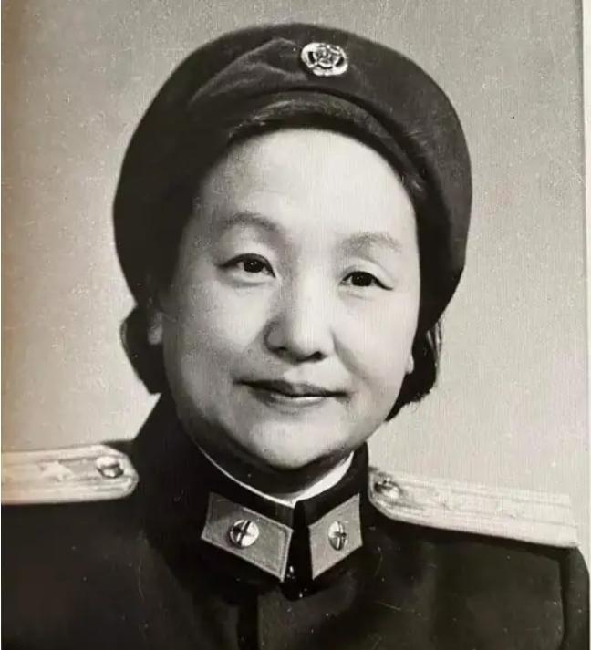 1944年，王树声领回了一位22岁的漂亮姑娘，徐向前要当婆家人，贺龙元帅要当娘家