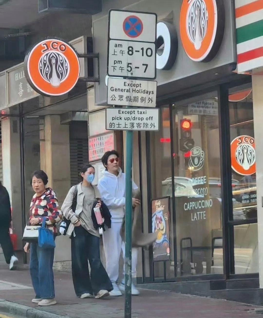 郭碧婷与向佐现身香港街头，许久不见，向佐变得好帅啊！一身白色运动服搭配偏光墨镜，